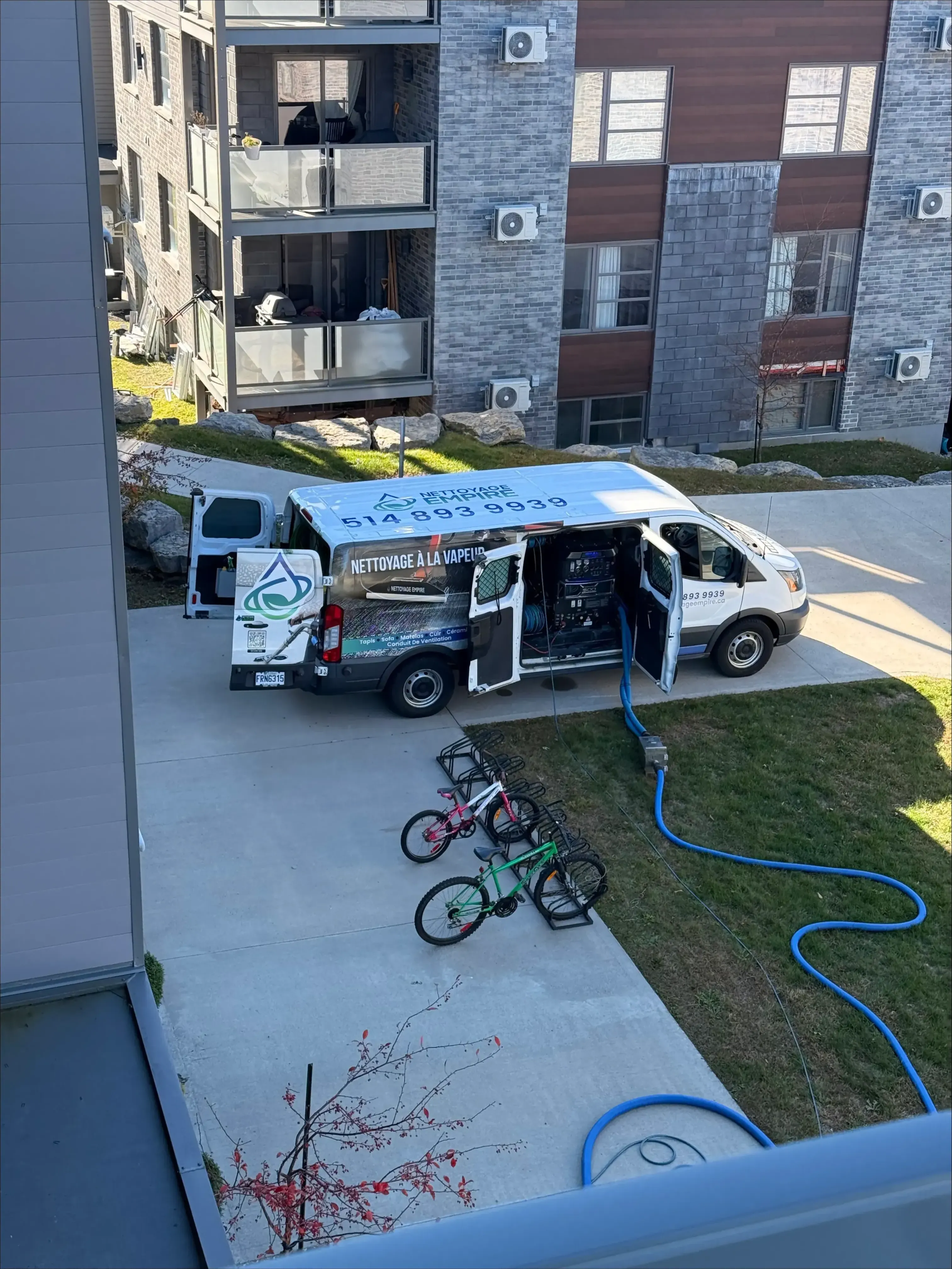 Notre camion-usine d'extraction à la vapeur industrielle en action