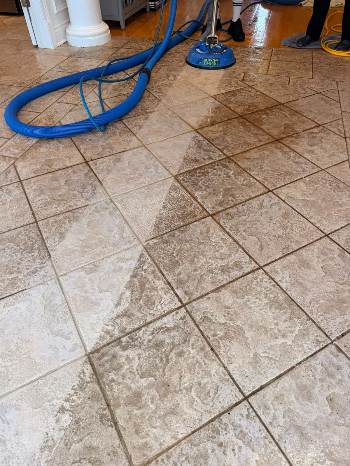 Avant-après nettoyage de joints de coulis : contraste entre zone sale et zone nettoyée sur carrelage