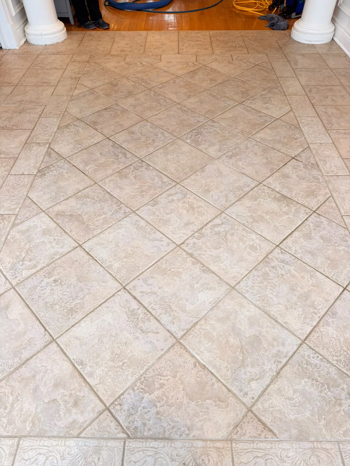 Plancher de céramique beige motif losange et joints de coulis propres après nettoyage