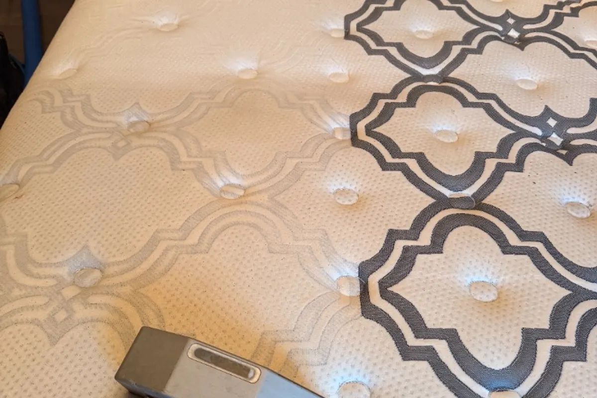 Technicien nettoyant matelas Montréal - Service professionnel à domicile